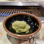 焼肉車 - ニンニクを頼みますとグリーンのコレ！最初驚き。