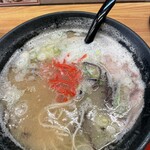 博多豚骨ラーメン 一純屋 - 紅生姜を投入
