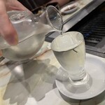 焼肉車 - タレの皿を下に差し込みもっきりスタイル(^^) 敢えて、こぼしてみる(^^)グラスの淵から啜る冷酒は最高です