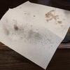 やっぱりステーキ - 運ばれてきたステーキの上には油ハネ防止の白い紙が楊枝で刺してあります。