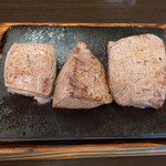 やっぱりステーキ - お肉は左から、”ヒレ替え肉100g”、”イチボ替え肉100g”、”やっぱりステーキ（ミスジ）150g”です。