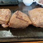 やっぱりステーキ - SideView：それぞれの”お肉”は厚みもあり、ゴロンとした形をしています。