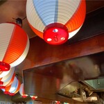 Izakaya Miki - カウンターを彩る無数の提灯が「ザ・酒場」感を醸し出しています。