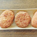 ディオ - メンチカツ(税抜)39円、牛コロッケ(税抜)39円、蟹クリームコロッケ(税抜)39円 ※袋から取り出し並べてみました (2023.12.13)