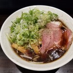 Menshou Akaneno Mai - 黒醤油ラーメン・ネギ。