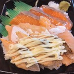 十六家 - サーモンづくし丼