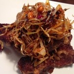 ラウンドアバウト - 若鶏の唐揚げ 辛ネギのせ：580円
      