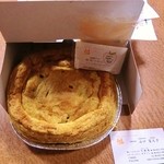 ステーキ オクソン - 「久壺庵」さんから送って頂いた「ステーキオクソン」さんのミートパイ♪リンゴジャムが添えられています。