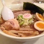 頑者 - 特製ラーメン、大盛り！  誘惑の魚粉、魅惑のアブリチャーシュー！  午後もお仕事がんばろう ٩(˙ᴗ˙๑)۶”  