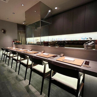 【デートや会食に】カウンター6席とテーブル席2卓ございます。