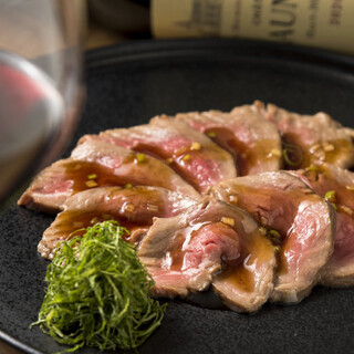 烤牛肉配上嫩滑的里脊肉，一定要尝尝。提供精心挑选的肉菜