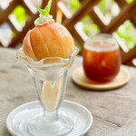 가루이자와 배이센쇼 - 【여름 한정】 통째로 복숭아 파르페 세트
      콤포트를 바닥에 깔고 통째로 복숭아를 올렸습니다! 커피와 함께 즐겨보세요!