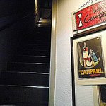 バールカンパリ - 妖しい階段を、突き当たりの３階まで上ります。ちょと勇気が必要か？