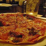 バールカンパリ - 特製トマトソースのピザ。うす〜いピザ生地に、スパイシーなトマトソース！