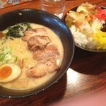 らーめん本郷亭 - 白湯ラーメンとサービスライス