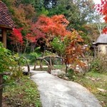 お菓子の森 - あざやかな紅葉も気持ちを盛り上げてくれてます