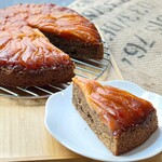 가루이자와 배이센쇼 - 수제 카트르카르 커피 파운드 위에 캐러멜라이즈한 사과를 올렸습니다!