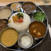 Supaisuryourinarramanamu - 12時から右に、ハガツオトマトココナッツ、濃厚ビーフ、水菜、ツナマサラ、ヨーグルト、豆スープ、スパイシーキーマ、大根スープ。