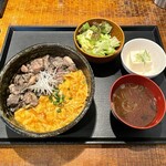 Nihombashibombori - 炭火焼親子丼（並盛）サラダ、豆腐、味噌汁付き