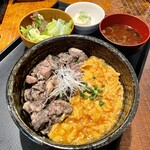 Nihombashibombori - 炭火焼親子丼（並盛）サラダ、豆腐、味噌汁付き