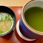 築地寿司清 - お味噌汁と渋あつ❗️