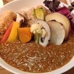 繭久里カフェ - カレーに添えられた野菜は１０種類