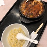 源来酒家 - 麻婆麺のハーフ&ハーフ1100円