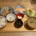 Obon De Gohan - 「おぼんdeマイ定食」“サーモンの塩麹焼き”と“国産豚肉雪国育ちの生姜焼き”