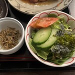 日本酒と肴 いち陽 - 韓国海苔がかかったごま油が効いた醤油ドレ