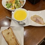 生パスタ専門店 もっちりーの - セットのサラダ、スープ、鶏ハム、ぶどうパン