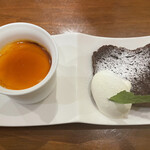 生パスタ専門店 もっちりーの - デザートのホワイトチョコのプリンとチョコレートシフォンケーキ