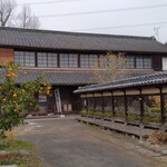 繭久里カフェ - 母屋側から店を見る。