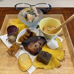 ながせ - 鰤の柚香焼、落花生豆腐、クワイ唐揚、みかんとほうれん草の白和え、正油豆、こんにゃく金平、菊花カブ、いりこのにこごり