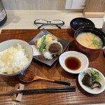 ながせ - 蓮根はさみ揚げ、ご飯に大根煮がトッピング、味噌汁は白味噌