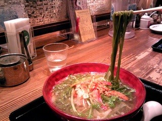 ちゃぶ屋 とんこつらぁ麺 ＣＨＡＢＵＴＯＮ - 麺が緑色！