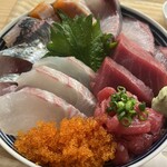 Shokudou Mitsu - 海鮮丼（上）のネタは5種類って書いてあったけど、絶対それより多い