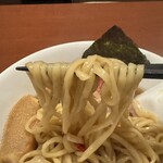 酒肴場 屯 - 合わせるのは平打ち中太麺。ツルモチ食感がスープがお肉に合います。