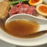 酒肴場 屯 - お出汁は鰹ベースであっさり。トッピングのサーロインの素材の旨みをダイレクトに感じられます。