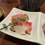 酒肴場 屯 - 大間のまぐろ切り落としと大間のあわび