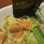 酒肴場 屯 - キャベツ、生ニラ、フライドガーリックがホルモンの脂っこさを緩和してくれます