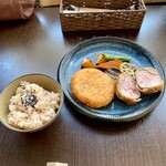 バルバルキッチンアメリ - ランチ：とろ〜りチーズのアリゴ風ポテトコロッケ＆国産豚ヘレカツ(¥1,380)
      やたら長い名前はともかくこの一皿は出色の出来栄え！
      