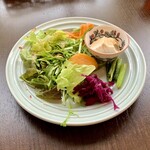 バルバルキッチンアメリ - 毎度お馴染みランチサラダ
      この店のサラダはいつも本当に美味しい！一切れ入っていた柿の甘さにはびっくりした。