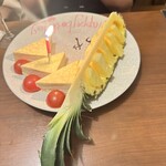 炭火地鶏全60品食べ放題と飲み放題 個室居酒屋 兜 - 2,750の誕生日プレート。いちごじゃなくてミニトマト