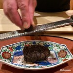 御料理 寺沢 - 仕上げに黒トリュフを削りかけ
