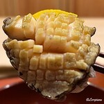 御料理 寺沢 - 細かく包丁が入れられた蝦夷鮑