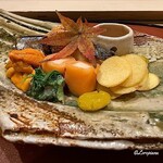 御料理 寺沢 - バフン海胆､秋刀魚の有馬煮､二子芋のおかき揚げ､菱蟹の内子､鰆に慈姑チップス､銀杏揚げ､白鮭で巻いた酢大根