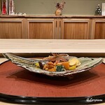 御料理 寺沢 - バフン海胆､秋刀魚の有馬煮､二子芋のおかき揚げ､菱蟹の内子､鰆に慈姑チップス､銀杏揚げ､白鮭で巻いた酢大根