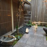 京うどん 生蕎麦 岡北 - 中庭。和のテイストにちょっぴりクリスマステイストが混ざってることにクスッと笑っちゃいました。