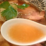 豚骨清湯・自家製麺 かつら - 黄金色なスープ