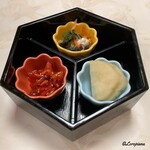 いしどりや懐食 新亀家 - 蝦あられ､小鰭の鱠漬､大根漬